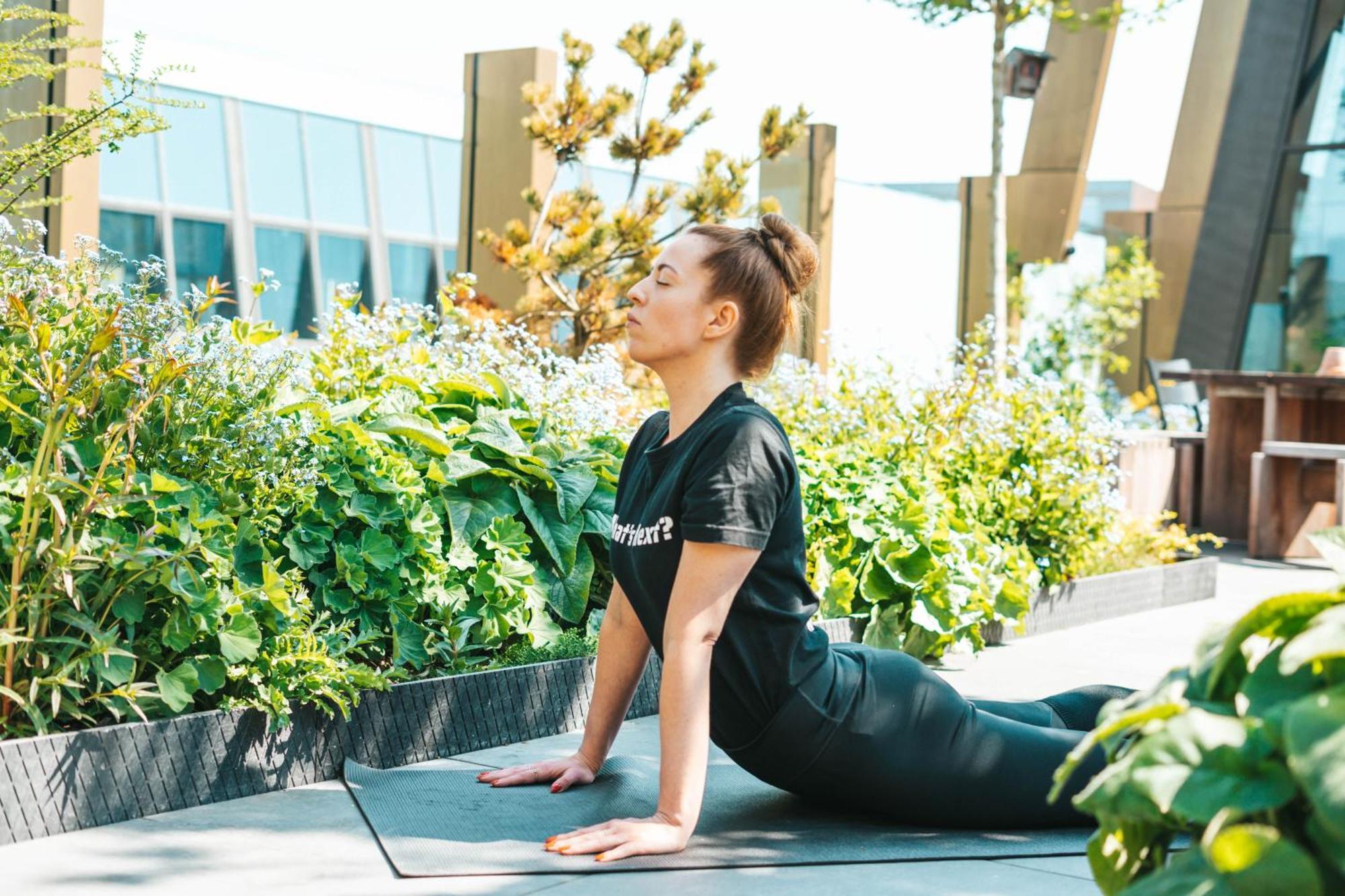 Next House Copenhagen旅舍 外观 照片 Yoga at the rooftop garden of the hotel